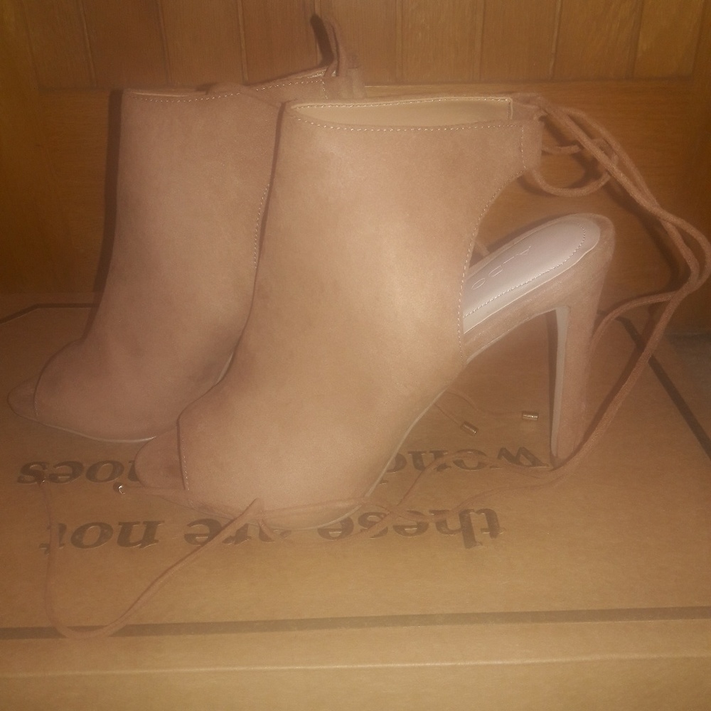 Aldo heels Tan practically brand new worn once